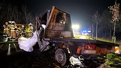 Ein Lkw-Fahrer und alle vier Insassen eines Handwerkerfahrzeugs verungl&uuml;ckten t&ouml;dlich. - &copy; J&ouml;rn H&uuml;neke/dpa