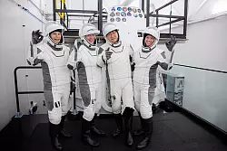 Rabea Rogge (l) mit Eric Philips, Chun Wang sowie Jannicke Mikkelsen. - © SpaceX/dpa