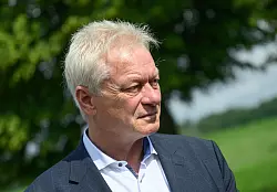 Antrittsbesuch in Brandenburg: Bundesagrarminister Alois Rainer (CSU) informierte sich auf einem Biohof im brandenburgischen Brodowin, dessen Betreiber als &Ouml;ko-Pionier gilt. - &copy; Patrick Pleul/dpa