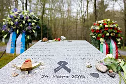 Gedenken an die Opfer eines lebensmüden Co-Piloten. - © Rolf Vennenbernd/dpa