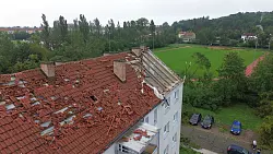 Das zerstörte Dach eines Hauses in Brandenburg an der Havel nach dem nächtlichen Unwetter. - © Cevin Dettlaff/dpa