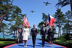 Der franz&ouml;sische Pr&auml;sident Emmanuel Macron und US-Pr&auml;sident Joe Biden danken mit ihren Reden in der Normandie den alliierten Soldaten f&uuml;r ihren Einsatz im Zweiten Weltkrieg. - &copy; Evan Vucci/AP/dpa