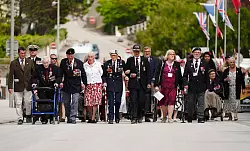 80 Jahre sp&auml;ter: Mit einer Parade feiern Veterenanen den D-Day am 6. Juni 1944 in Arrochmanches in der Normandie. - &copy; Aaron Chown/PA Wire/dpa