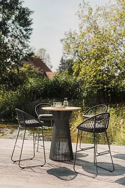 High Dining ist im Kommen - hier ein Stehtisch mit Barstühlen von Niehoff Garden. - © Niehoff Garden/dpa-tmn