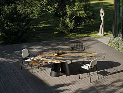 Könnte so auch im Wohnzimmer stehen - der Outdoortisch von Draenert mit einer asymmetrischen Platte. - © Draenert/dpa-tmn