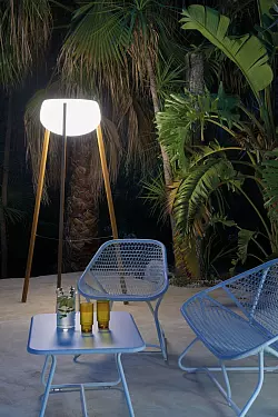 Schöne Bereiche im Garten trotz Dunkelheit hervorheben - möglich ist dies etwa mit Solar-Outdoorleuchten, wie hier von Fermob. - © Nicolas Matheus/Fermob/dpa-tmn