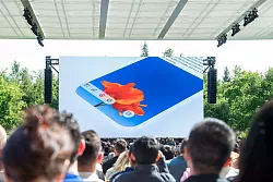 Die neue Optik der Bedienoberfl&auml;che hei&szlig;t "Liquid Glass" (Fl&uuml;ssiges Glas). - &copy; Andrej Sokolow/dpa