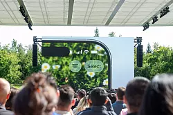 Das neue Design "Liquid Glass" setzt auf durchsichtige Elemente. - &copy; Andrej Sokolow/dpa