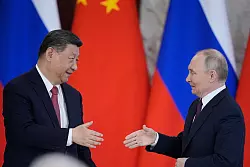 Moskau und China bleiben enge Partner. - © Pavel Bednyakov/AP/dpa