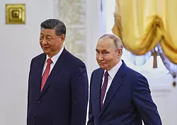 Zufriedene Gesichter bei Xi und Putin. - © Evgenia Novozhenina/Pool Reurers/AP/dpa