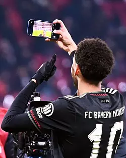 Jamal Musiala macht in Leipzig ein Selfie zur Erinnerung an sein Comeback. - &copy; David Hammersen/dpa