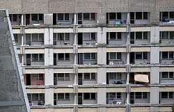 Ein ostdeutsches Klischee: Leben im Plattenbau. (Archivbild) - © Monika Skolimowska/dpa