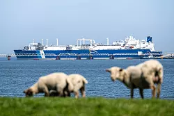 Das Spezialschiff &laquo;Excelsior&raquo; hat als schwimmendes LNG-Terminal Ende August den kommerziellen Betrieb aufgenommen. (Archivbild) - &copy; Sina Schuldt/dpa