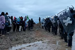 Bei den Protesten am Rande des Tagebaus Garzweiler wollten Demonstranten das abgeriegelte Braunkohledorf stürmen. (Archivbild) - © Oliver Berg/dpa
