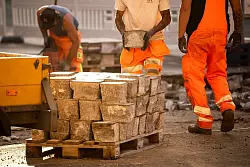 Gerade bei der Arbeit auf Baustellen müssen Arbeitgeber geeignete Maßnahmen ergreifen, um ihre Beschäftigten bei Hitze zu schützen. - © Sina Schuldt/dpa/dpa-tmn
