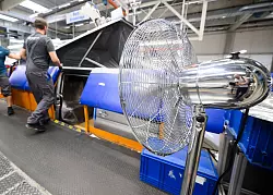 Übersteigt die Raumtemperatur bestimmte Grenzwerte, muss sich der Arbeitgeber zum Beispiel um Ventilatoren oder Klimaanlagen kümmern. - © Julian Stratenschulte/dpa/dpa-tmn