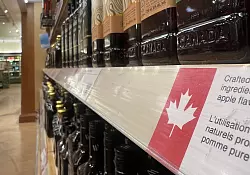 Kauf kanadisch heißt die Devise nicht nur in Spirituosenläden. (Archivbild) - © Benno Schwinghammer/dpa