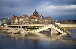 Teile der Carolabrücke in Dresden stürzten im September in die Elbe. (Archivbild) - © Robert Michael/dpa