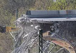 Die Abrisskante der Ringbahnbrücke im Berliner Westen. - © Soeren Stache/dpa