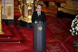 Der ehemalige Finanzminister Waigel findet bewegende Worte für seinen ehemaligen Staatssekretär Köhler. - © Annegret Hilse/Reuters/Pool/dpa