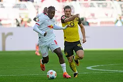 Kampf um jeden Zentimeter zwischen Dortmund und Leipzig. - &copy; Bernd Thissen/dpa