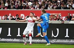 Der VfB mit Stürmer Ermedin Demirovic rieb sich an Heidenheims Defensive auf. - © Bernd Weißbrod/dpa