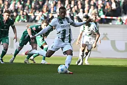 Alassane Pléa nutzt einen Strafstoß zur frühen Gladbacher Führung. - © Carmen Jaspersen/dpa