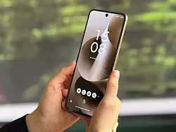 Das aufgeklappte Razr 60 Ultra ist lang, schlank und liegt gut in der Hand. - © Christoph Dernbach/dpa-tmn