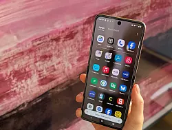 Aufgeklappt bietet das Motorola Razr 60 Ultra ein sieben Zoll großes Display mit Top-Werten. - © Christoph Dernbach/dpa-tmn