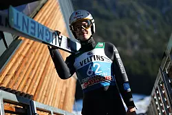 Raimund tr&auml;gt seine Ski in Obertstdorf. - &copy; Daniel Karmann/dpa