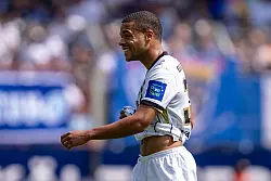 Jan Gyamerah musste nach wenigen Minuten mit der Ampelkarte vom Platz. - &copy; David Inderlied/dpa