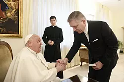 Vor dem Krankenhausaufenthalt empfing der Papst noch den slowakischen Ministerpräsidenten Robert Fico im Vatikan. - © Vatican Media/IPA via ZUMA Press/dpa