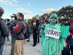 Der Bundesstaat Illinois und die drittgr&ouml;&szlig;te Stadt der USA klagen gegen Trump, weil sie einen Einsatz von Mitgliedern der Nationalgarde auf Gehei&szlig; der US-Regierung in Illinois f&uuml;r rechtswidrig halten. - &copy; Franziska Spiecker/dpa