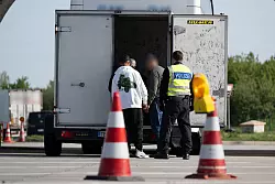 Dobrindt hatte angekündigt, schärfer kontrollieren zu lassen. - © Sebastian Kahnert/dpa