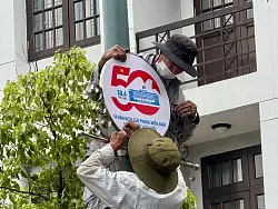 Überall wird an den 50. Jahrestag des Kriegsendes erinnert. - © Carola Frentzen/dpa