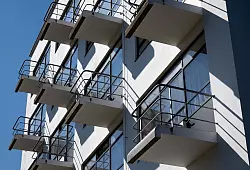 Das historische Atelierhaus (auch Prellerhaus genannt) am Bauhaus Dessau: Das Gebäude mit den auffälligen Balkonen war einst Wohn- und Arbeitsort berühmter Vertreterinnen und Vertreter des Bauhauses. Heute kann man in restaurierten Zimmern übernachten, für 55 bis 75 Euro. (Archivbild) - © Hendrik Schmidt/dpa