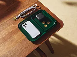 Das Fairphone 6 kostet 599 Euro und wird damit rund 100 Euro günstiger angeboten als das Vorgängermodell. - © Fairphone/dpa-tmn