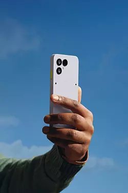 Das Fairphone 6 kommt mit Android 15 und soll Upgrades auf neue Versionen bis ins Jahr 2033 hinein erhalten. - © Fairphone/dpa-tmn