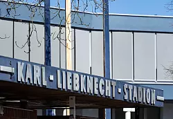 Der RSV Eintracht Stahnsdorf 1949 weicht für das Pokalspiel gegen den 1. FC Kaiserslautern ins Karl-Liebknecht-Stadion nach Potsdam aus. - © Soeren Stache/dpa-Zentralbild/dpa