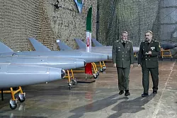 Irans Verteidigungsminister General Mohammed-Resa Aschtiani (r)spricht mit dem Befehlshaber der Armee, General Abdolrahim Mussawi, w&auml;hrend einer Zeremonie zur &Uuml;bergabe der im Inland gebauten Drohnen an die Armee. - &copy; Uncredited/Iranian Defense Ministry/dpa