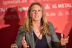 IG-Metall-Tarif-Vorst&auml;ndin Nadine Boguslawski erl&auml;utert den Abschluss. - &copy; Georg Wendt/dpa