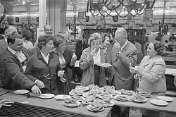Die Wurstprüfungskommission auf dem Oktoberfest im Jahr 1973. - © Rudi Dix/Stadt München/dpa