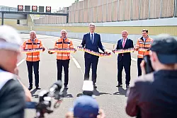 Verkehrsminister Patrick Schnieder (im Anzug links) und Berlins Regierender B&uuml;rgermeister Kai Wegner (beide CDU) er&ouml;ffneten den 16. Bauabschnitt der A100 in Berlin. - &copy; Sebastian Christoph Gollnow/dpa
