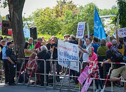 Rund 250 Gegnerinnen und Gegner der Verl&auml;ngerung protestierten gegen die Inbetriebnahme. - &copy; Soeren Stache/dpa