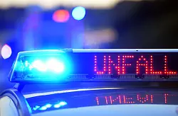 Auf den Straßen in Deutschland gab es zum Start in das Oster-Wochenende mehrere Unfälle. (Symbolbild) - © Stefan Puchner/dpa