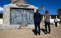 Robert Habeck (B&uuml;ndnis 90/Die Gr&uuml;nen), Bundesminister f&uuml;r Wirtschaft und Klimaschutz, legt zusammen mit Katja Keul (B&uuml;ndnis 90/Die Gr&uuml;nen), Staatsministerin im Ausw&auml;rtigen Amt, am Gedenkmonument &laquo;Freiheitskampf&raquo; beim namibischen Unabh&auml;ngigkeits-Museum ein Blumengedeck nieder. - &copy; Bernd von Jutrczenka/dpa