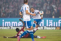 Herthas Topstar Reese schießt aus der Distanz aufs Tor. - © David Inderlied/dpa