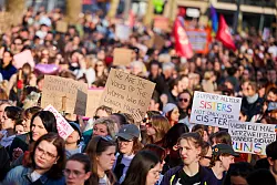 Die Protestierenden hatten Schilder und Plakate dabei. - &copy; Christoph Reichwein/dpa