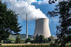 Das Atomkraftwerk Isar 2 gehört zu den drei Atomkraftwerken, die maximal bis zum 15. April 2023 weiterlaufen können. - © Armin Weigel/dpa