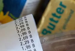 Lebensmittel sind teils deutlich teurer geworden. - © Hendrik Schmidt/dpa